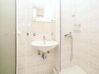 Апартаменты Apartments Adria Петровац Номер-студио с внешней ванной комнатой-7