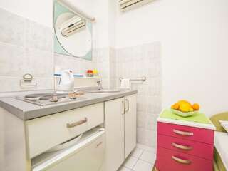 Апартаменты Apartments Adria Петровац Номер-студио с внешней ванной комнатой-17