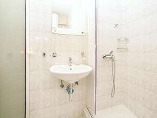 Апартаменты Apartments Adria Петровац Номер-студио с внешней ванной комнатой-24